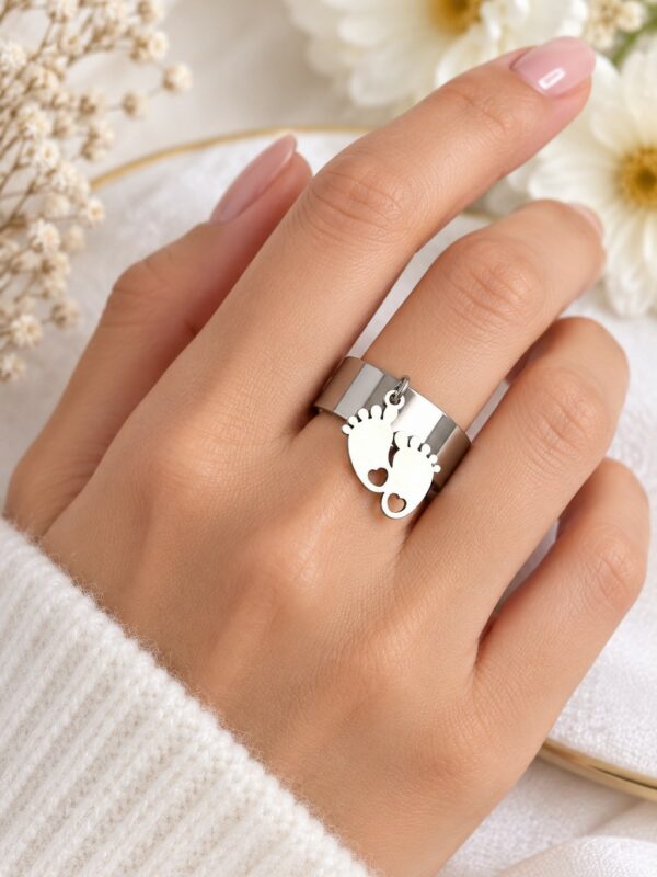 Bague Famille argentée ajustable en acier inoxydable portée au doigt.