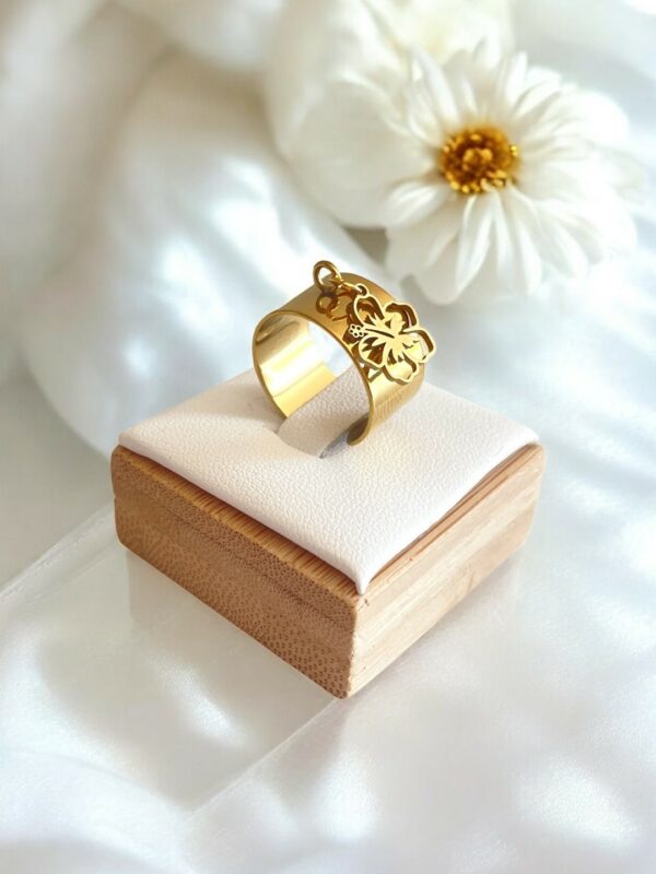 Bague Hibiscus dorée.-Meliefantaisies