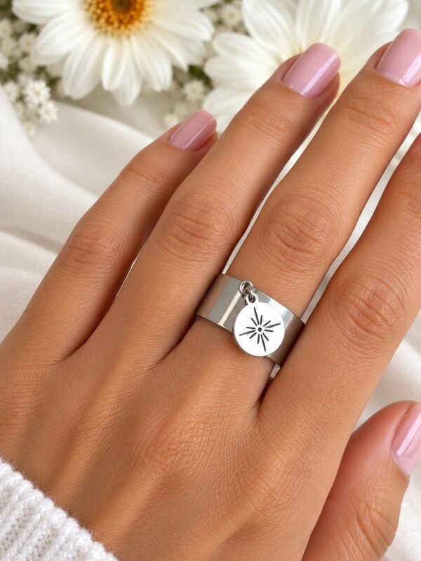 Bague Salomé soleil argentée ajustable en acier inoxydable portée au doigt.