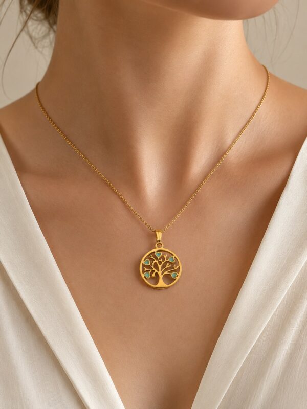 Collier doré arbre de vie bleu en acier inoxydable Eva porté au cou.