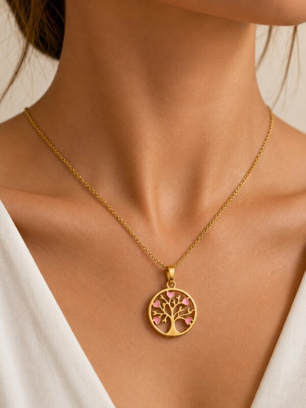 Collier doré arbre de vie rose en acier inoxydable Eva porté au cou.