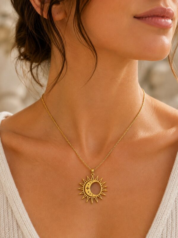 Collier doré soleil et lune en acier inoxydable Horus porté au cou.