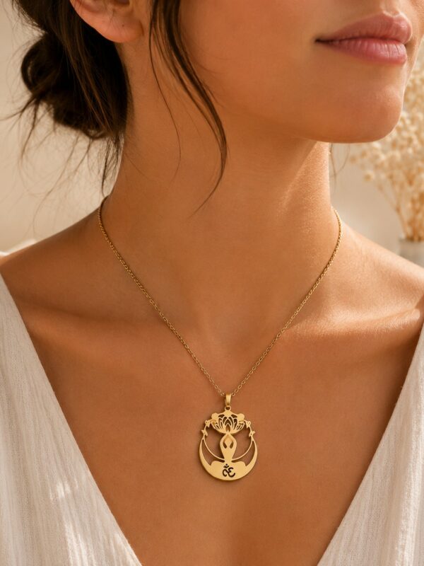 Collier doré méditation lotus en acier inoxydable Indira porté au cou.