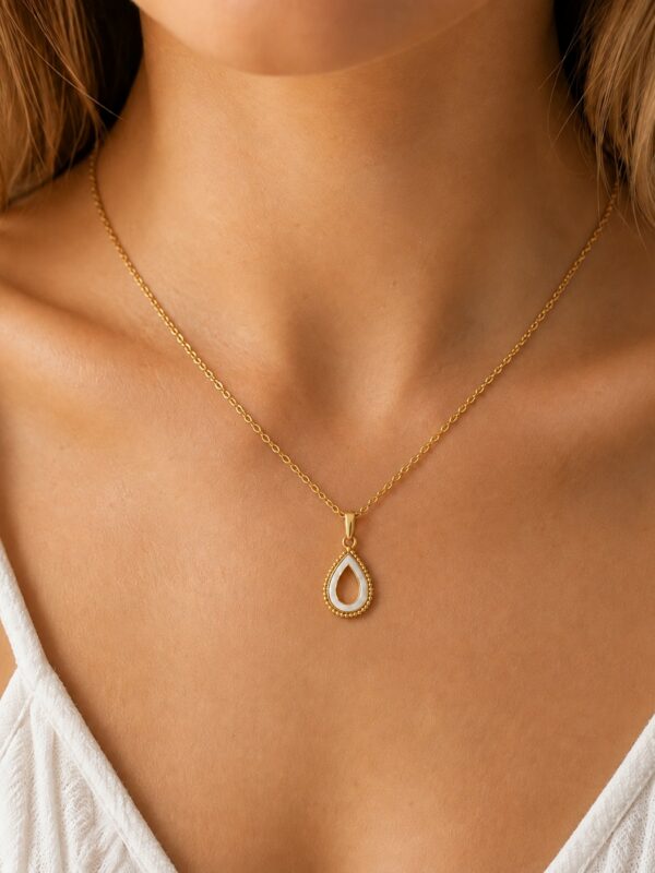 Collier doré goutte blanche en acier inoxydable Maryline porté au cou.