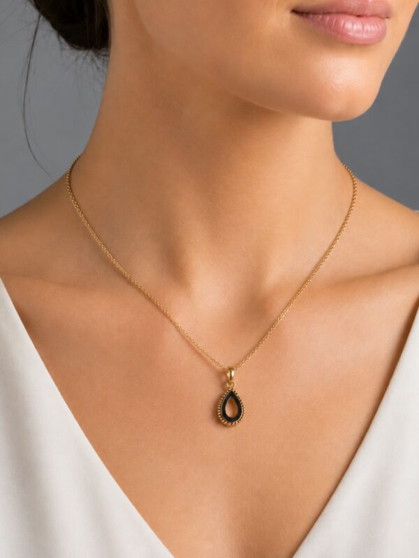 Collier doré goutte noire en acier inoxydable Maryline porté au cou.