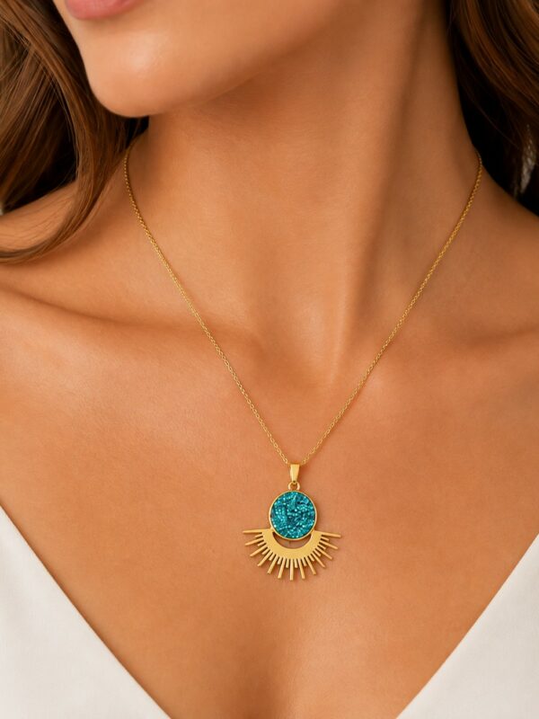 Collier doré soleil bleu pailleté en acier inoxydable Solea porté au cou.