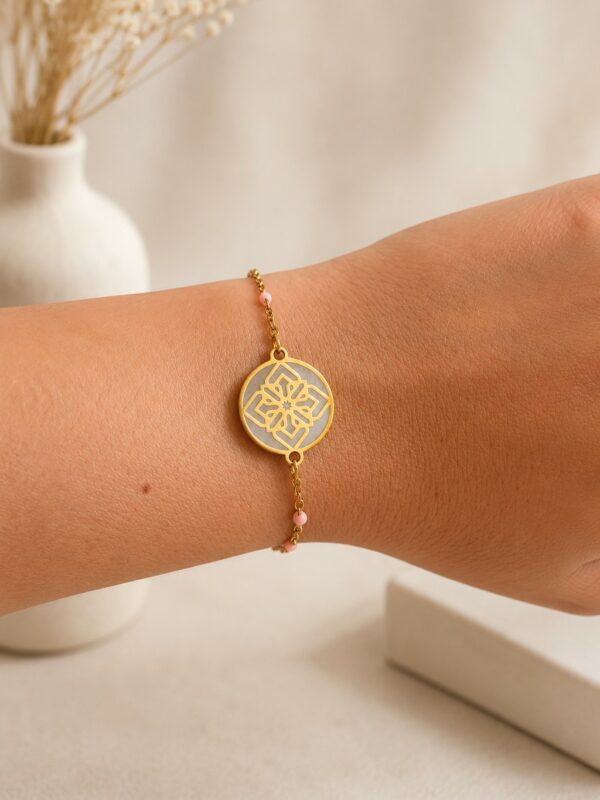 Bracelet doré rose et gris en acier inoxydable porté au poignet - bracelet Azénor