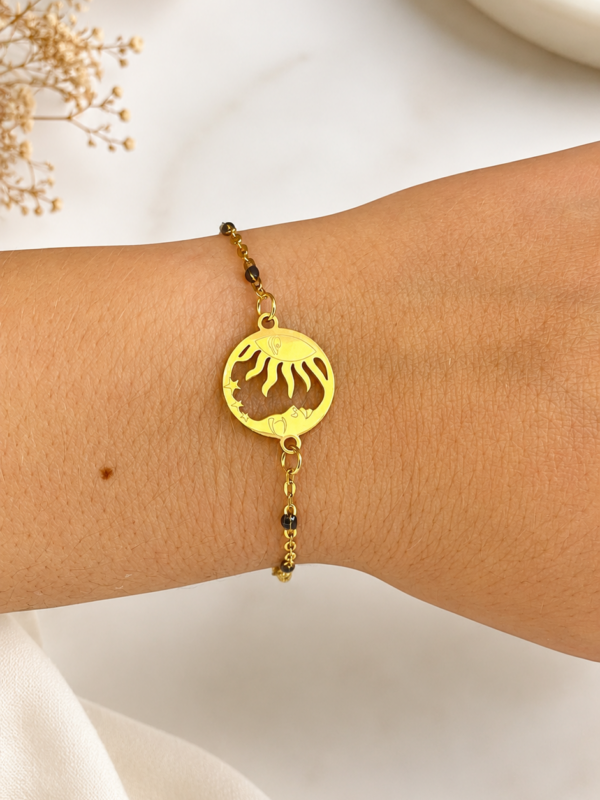Bracelet doré noir lune et soleil en acier inoxydable porté au poignet