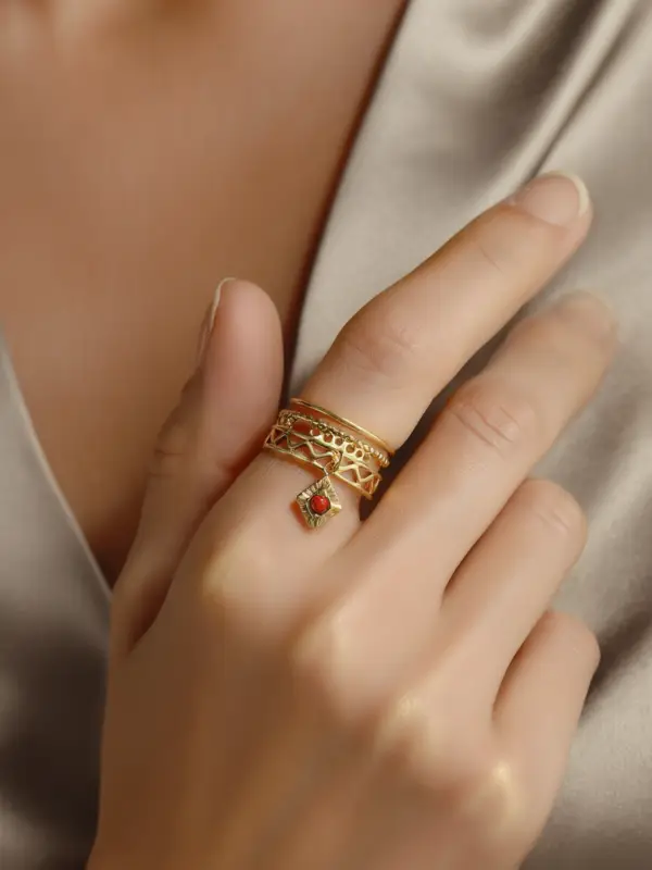 Bague Irina rouge portée