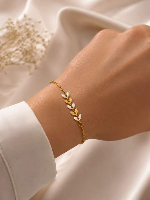 Bracelet doré et blanc en acier inoxydable porté au poignet - bracelet Aglaé