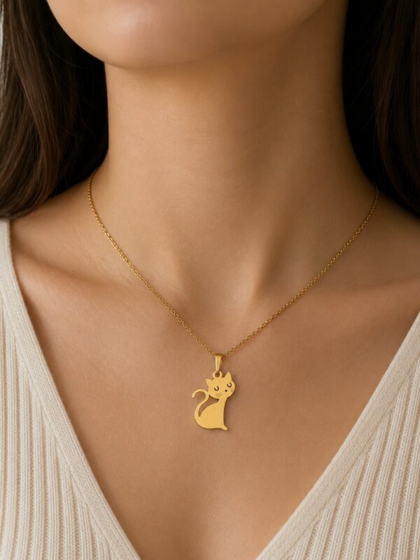 Collier doré chat en acier inoxydable Swan porté au cou.