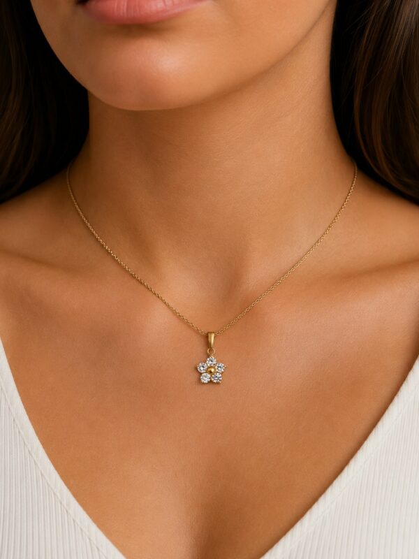 Collier doré fleur zircone en acier inoxydable porté au cou