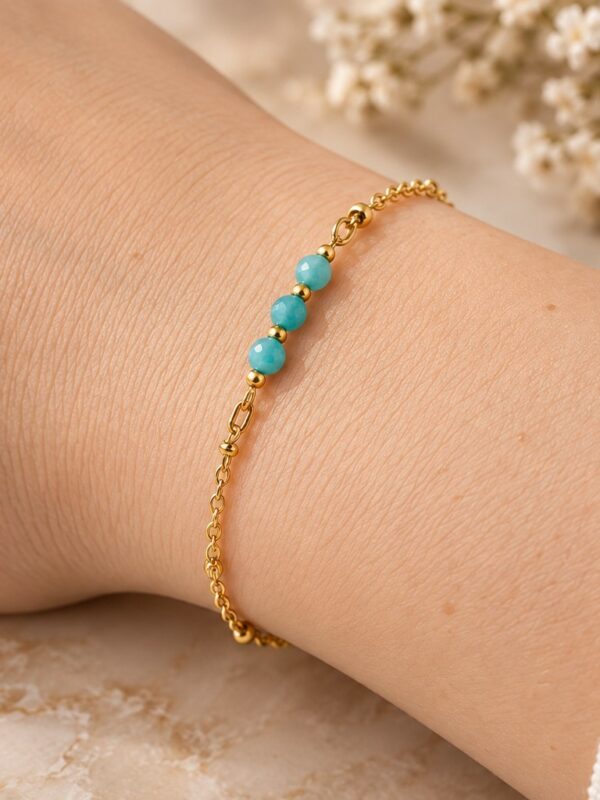 Bracelet Alma en amazonite naturelle et acier inoxydable porté au poignet.