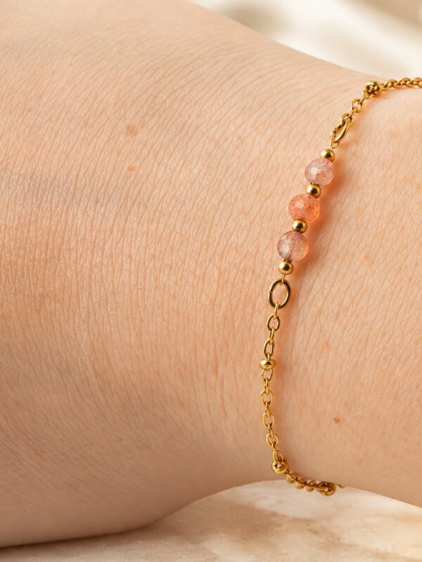 Bracelet Maëlya en pierre de soleil naturelle et acier inoxydable porté au poignet.