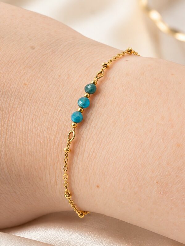 Bracelet Naïa en apatite naturelle porté au poignet.