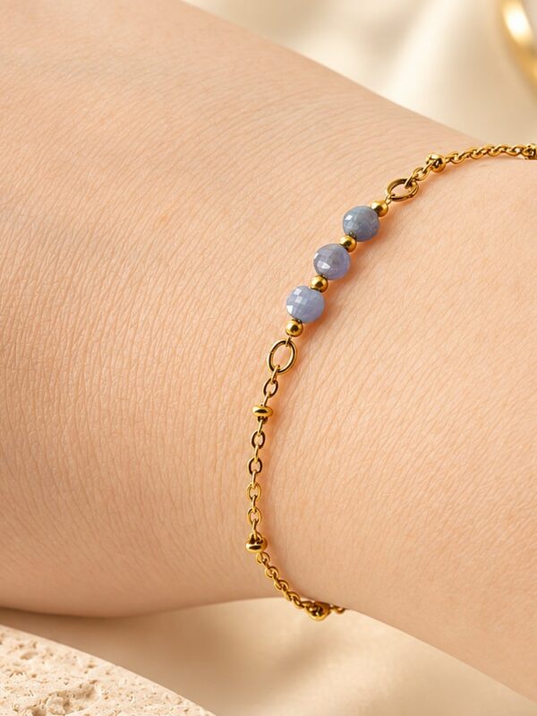 Bracelet Zélie en tanzanite naturelle et acier inoxydable porté au poignet.